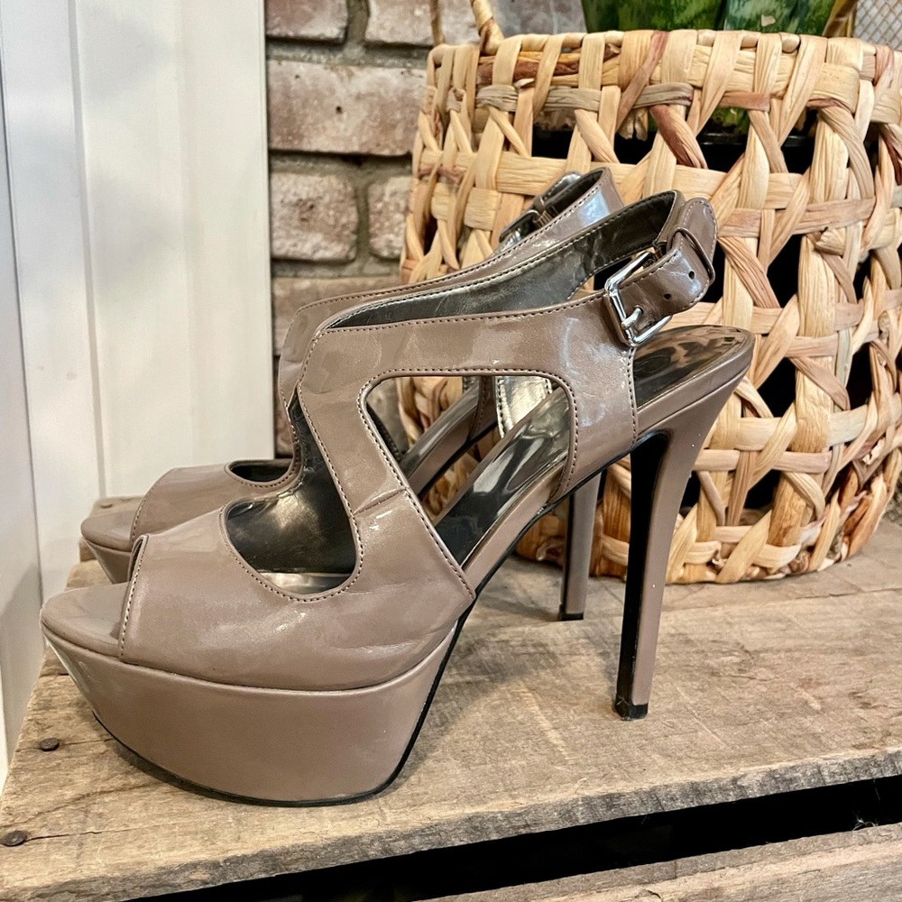 Carlos Santana Davinci platform heel. Size 7.5.